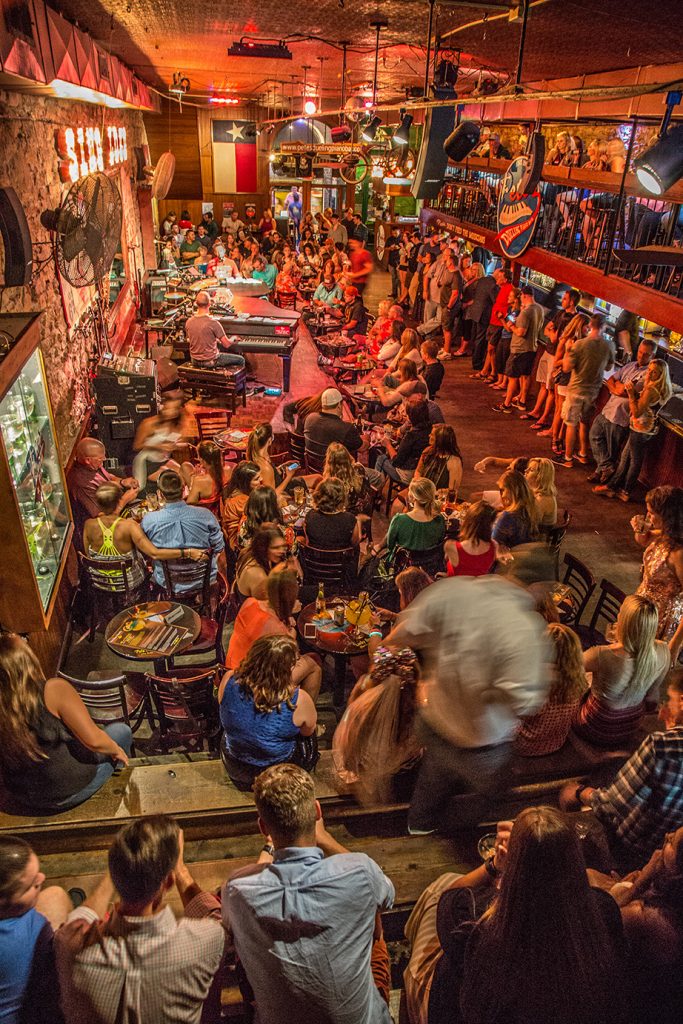 Pete's Dueling Piano Bar - 6th Street in Austin TX