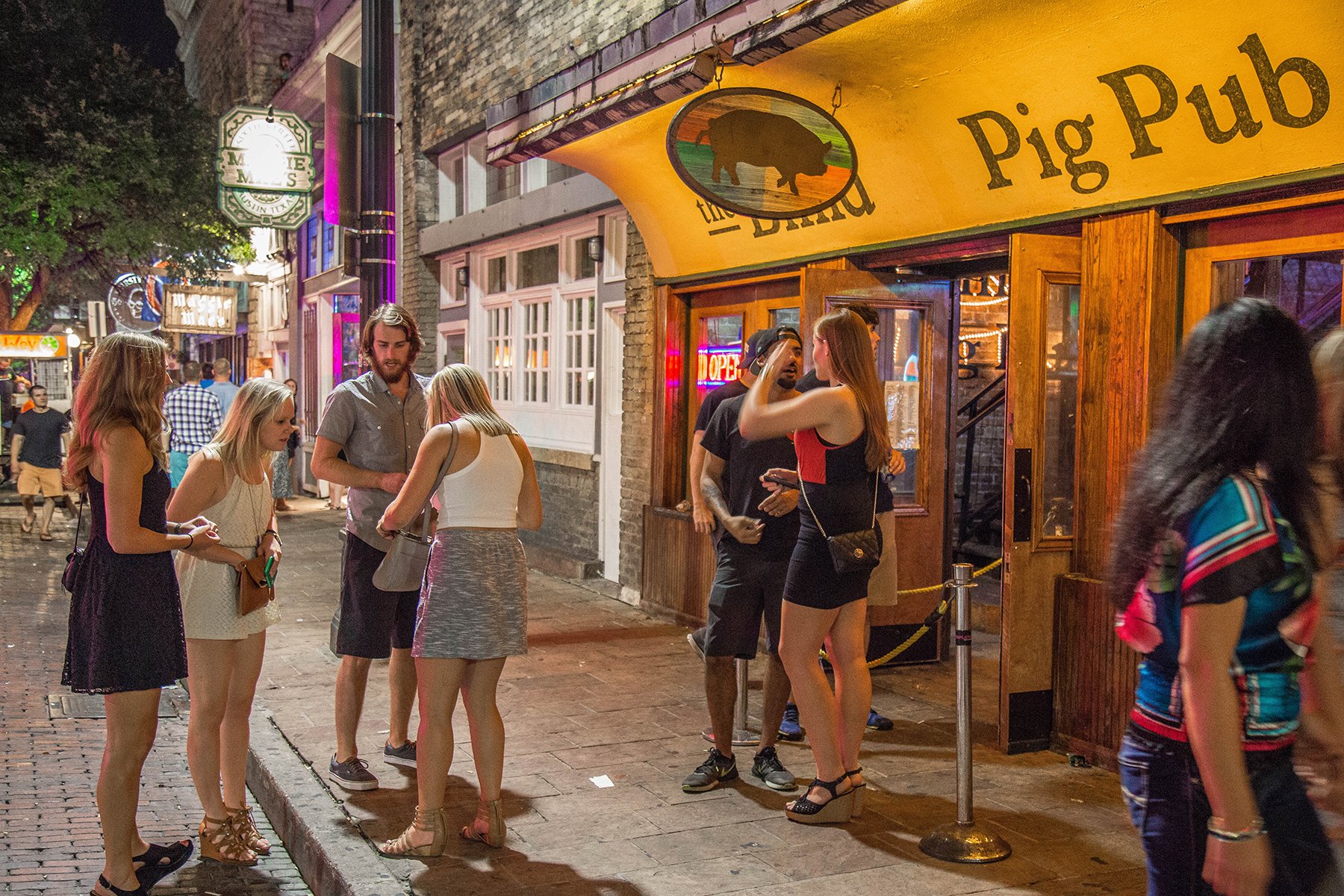 Blind Pig Pub - Austin 6th Street Bar with Rootop Deck