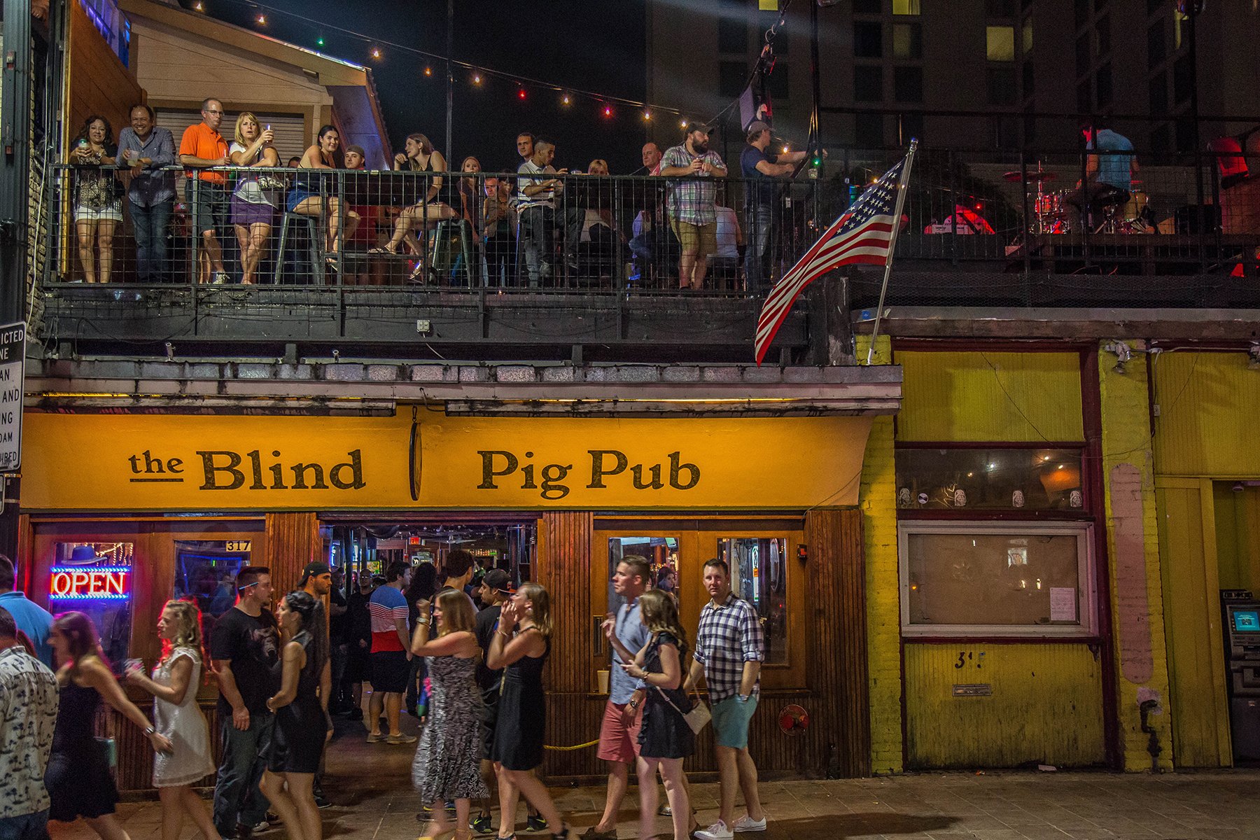Blind Pig Pub - Austin 6th Street Bar with Rootop Deck