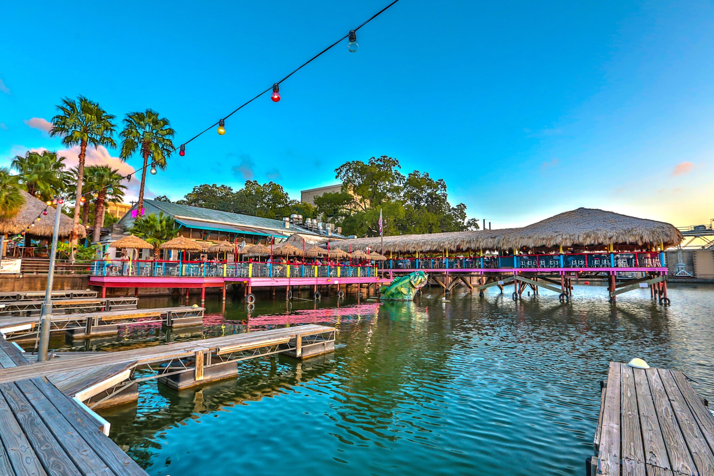 Hula Hut - Lakeside Bar & Restaurant on Lake Austin