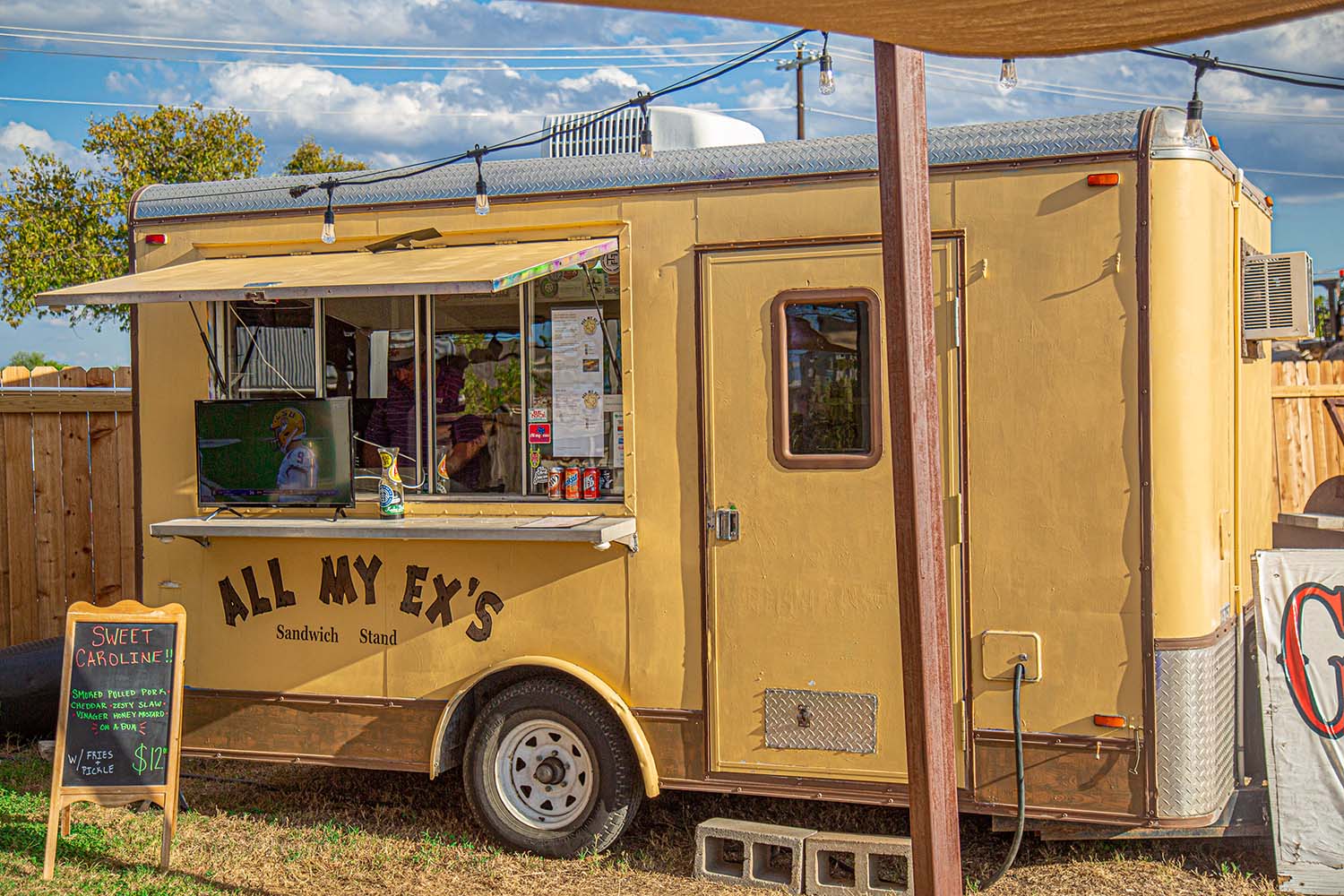 Giddy Up's - South Austin Live Music Honky Tonk Bar