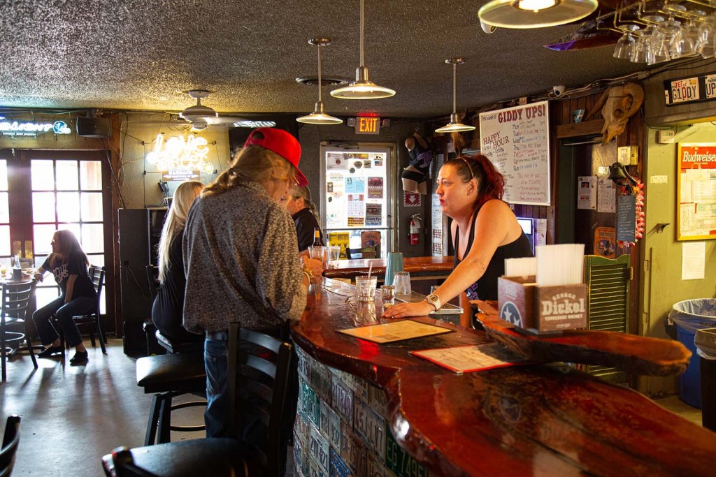 Giddy Up's - South Austin Live Music Honky Tonk Bar